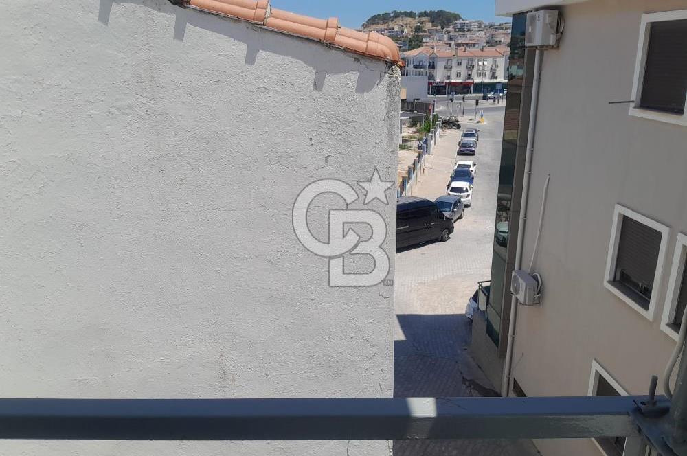 ÇEŞME MERKEZDE MARİNA YAKINI SATILIK EŞYALI 1+0 DAİRE