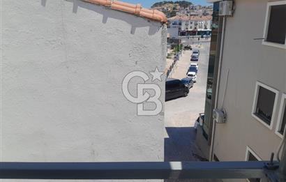 ÇEŞME MERKEZDE MARİNA YAKINI SATILIK EŞYALI 1+0 DAİRE