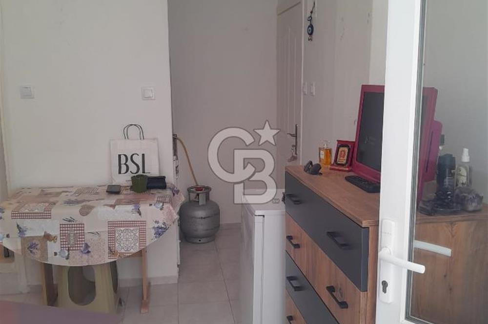 ÇEŞME MERKEZDE MARİNA YAKINI SATILIK EŞYALI 1+0 DAİRE