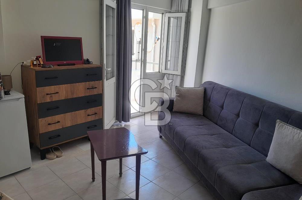 ÇEŞME MERKEZDE MARİNA YAKINI SATILIK EŞYALI 1+0 DAİRE