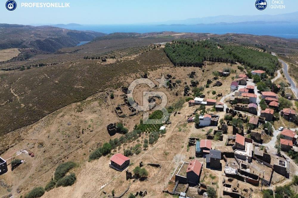 Karaburun Parlak Köyü'nde Numaratajlı Kargir Ev ve Bahçesi