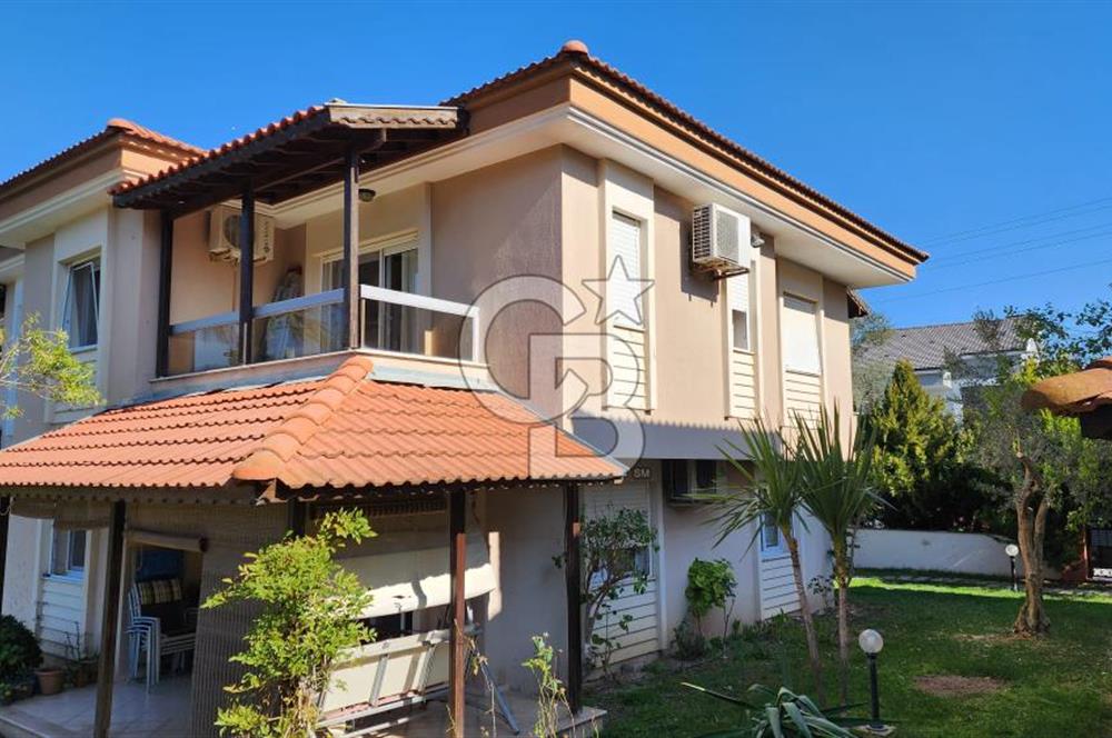 Urla Çeşmealtı 'nda Havuzlu Çok Nezih Sitede Kiralık Villa