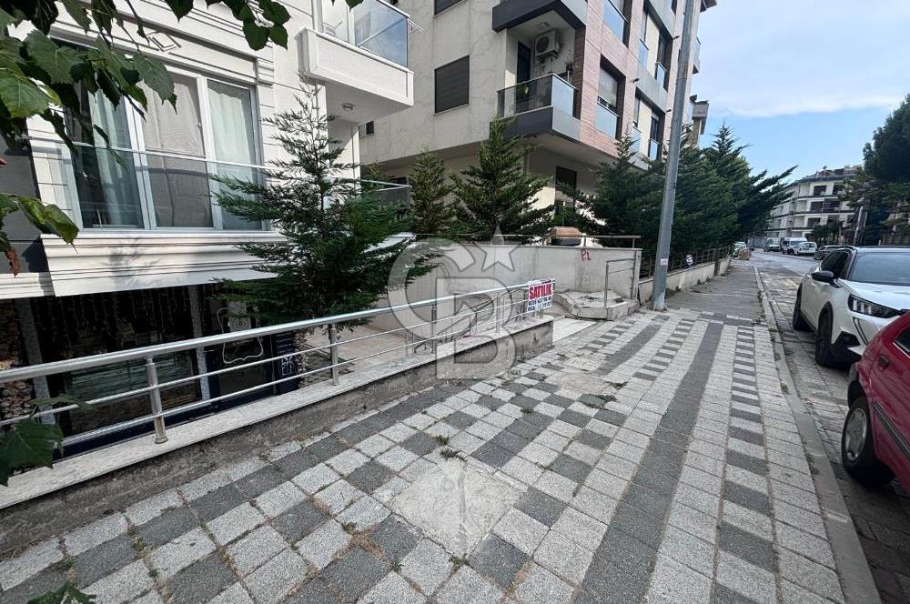 RIFKI TONGSİR CADDESİ ÜZERİNDE KİRACILI, DEPOLU, ÖN KULLANIMLI DÜKKAN