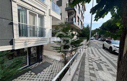 RIFKI TONGSİR CADDESİ ÜZERİNDE KİRACILI, DEPOLU, ÖN KULLANIMLI DÜKKAN