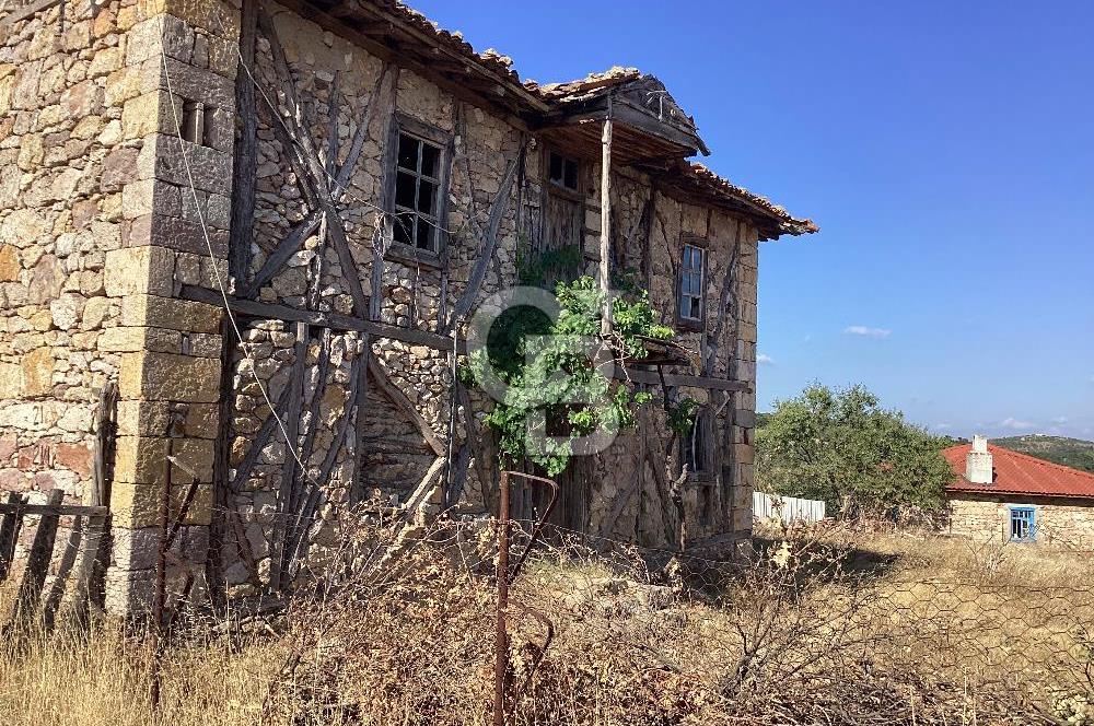 KOYUNYERİ KÖYÜNDE YILLARA MEYDAN OKUYAN TAŞ EV İMARLI ARSA