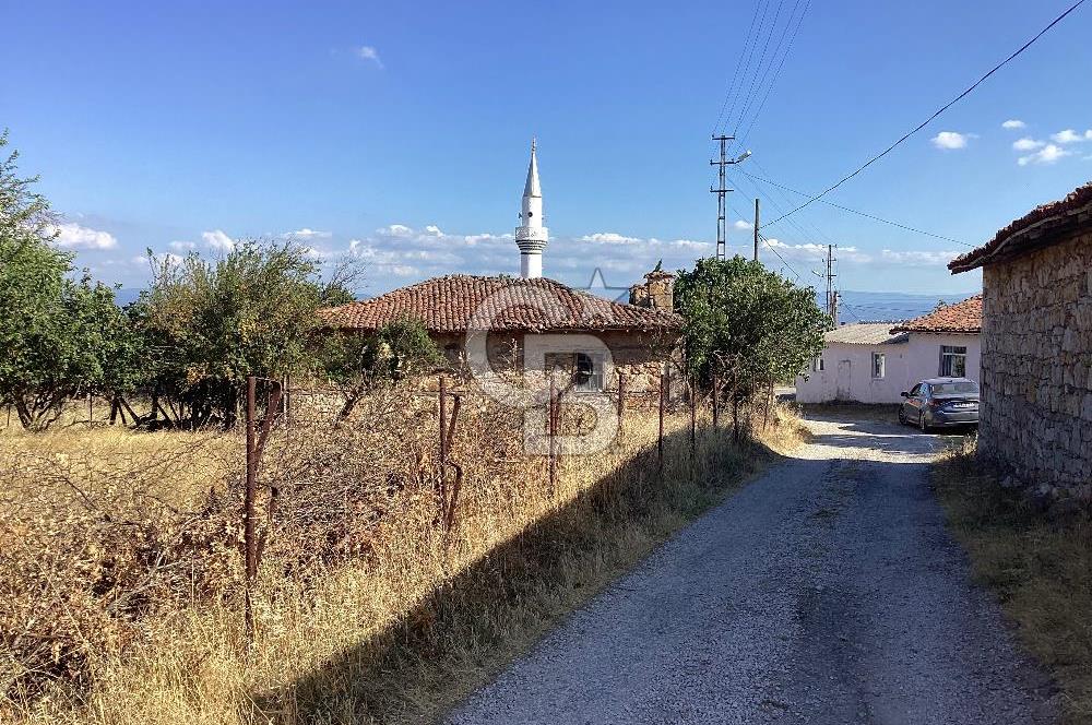 KOYUNYERİ KÖYÜNDE YILLARA MEYDAN OKUYAN TAŞ EV İMARLI ARSA