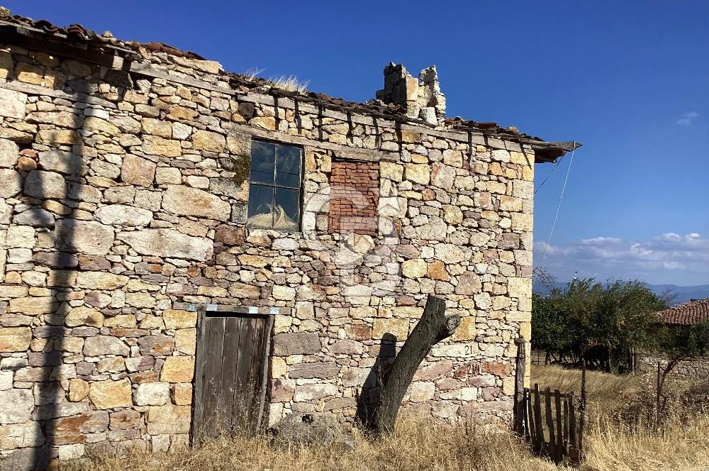 KOYUNYERİ KÖYÜNDE YILLARA MEYDAN OKUYAN TAŞ EV İMARLI ARSA