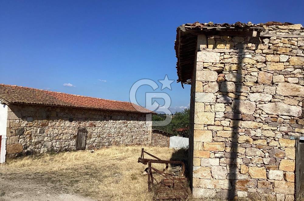 KOYUNYERİ KÖYÜNDE YILLARA MEYDAN OKUYAN TAŞ EV İMARLI ARSA