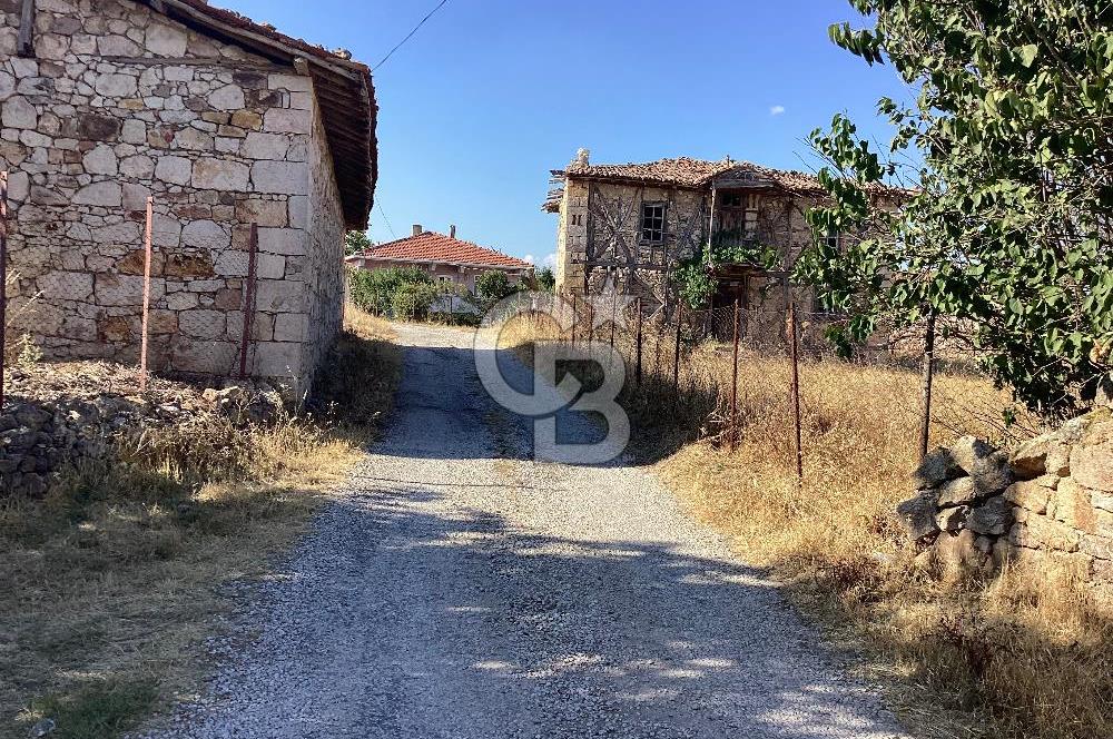 KOYUNYERİ KÖYÜNDE YILLARA MEYDAN OKUYAN TAŞ EV İMARLI ARSA