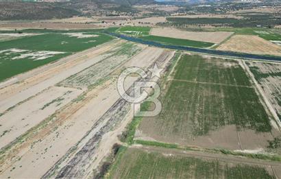 FOÇA-YENİBAĞARASINDA 880 M2 ETRAFI TELLE ÇEVRİLİ SATILIK  TARLA 