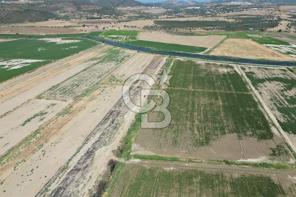 FOÇA-YENİBAĞARASINDA 880 M2 ETRAFI TELLE ÇEVRİLİ SATILIK  TARLA 