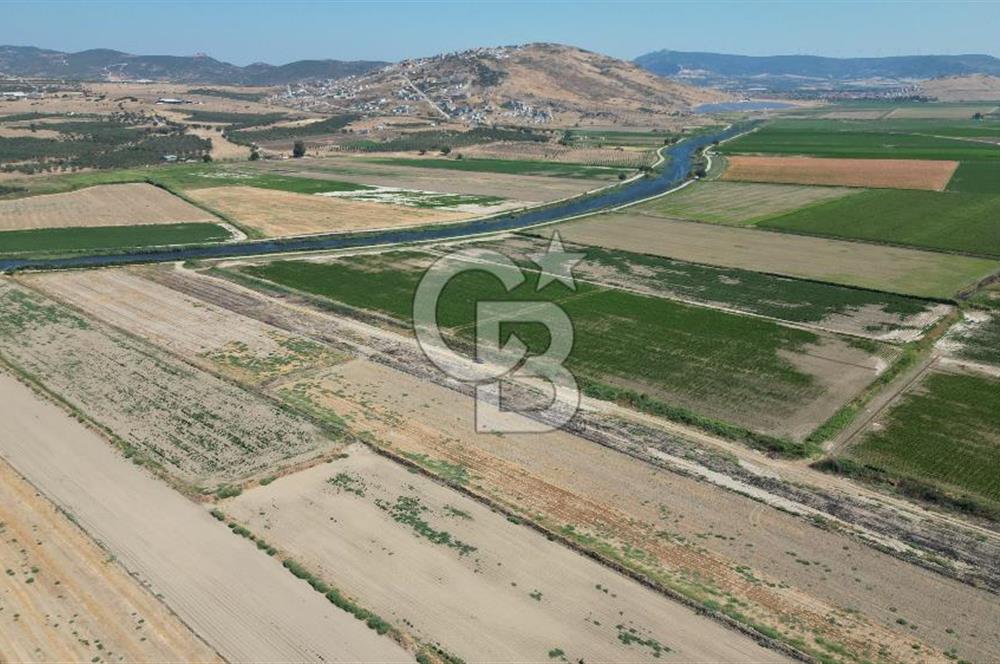 FOÇA-YENİBAĞARASINDA 880 M2 ETRAFI TELLE ÇEVRİLİ SATILIK  TARLA 