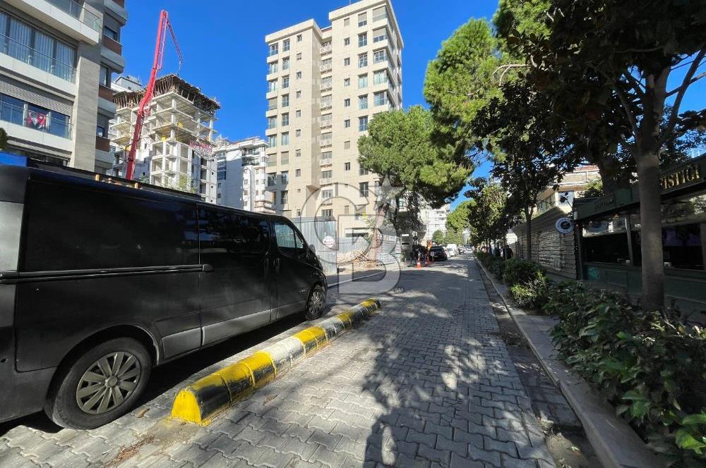 Caddebostan Barlar Sokağı Ön Kullanımlı Bacalı Satılık Dükkan