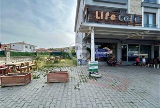 Foça Yenibağarasında İşlek Cadde Üzerinde Kiralık İş Yeri