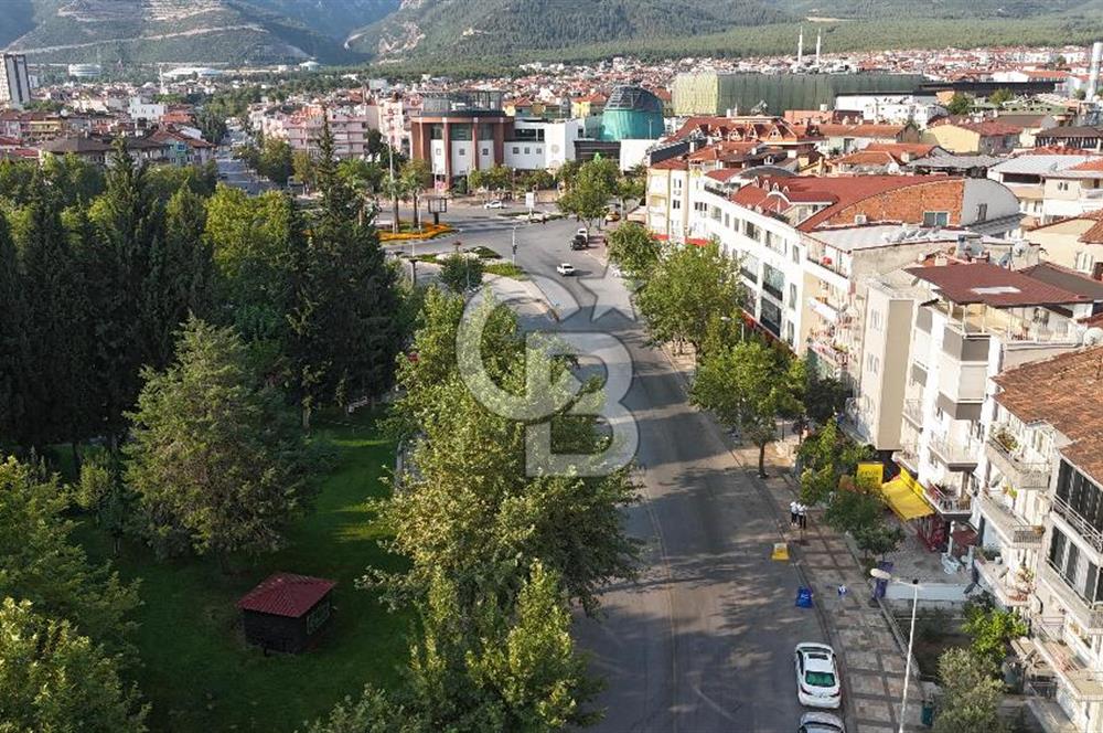 Cadde üzerinde komple satılık bina