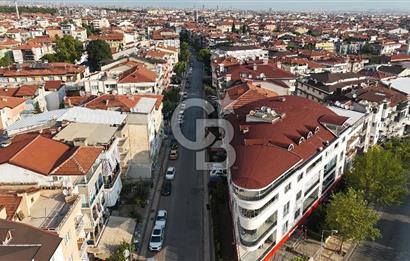 Cadde üzerinde komple satılık bina