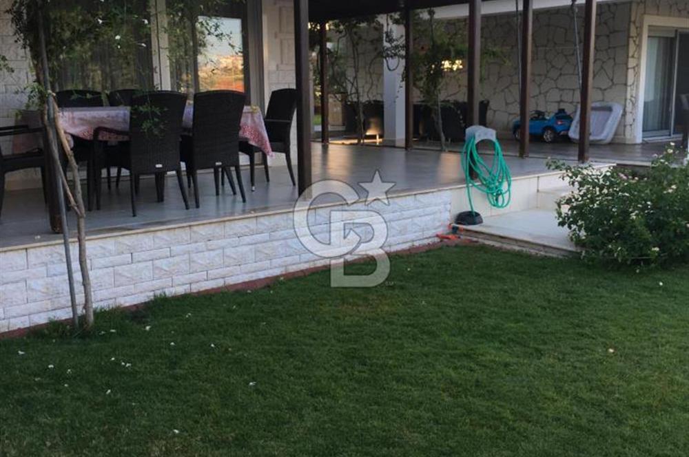 Çeşme Ovacık Sağlıkçılar Sitesinde Özel Plajlı Satılık Villa