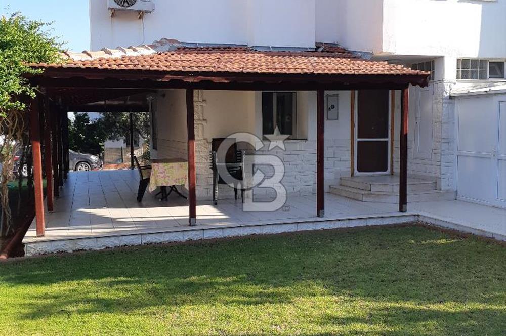 Çeşme Ovacık Sağlıkçılar Sitesinde Özel Plajlı Satılık Villa