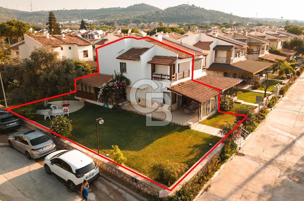 Çeşme'de denize komşu, köşe parsel, büyük bahçeli yazlık Villa