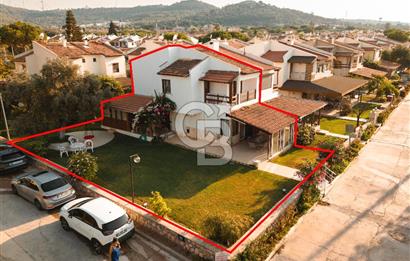 Çeşme'de denize komşu, köşe parsel, büyük bahçeli yazlık Villa