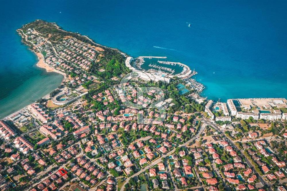 Çeşme'de denize komşu, köşe parsel, büyük bahçeli yazlık Villa