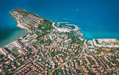 Çeşme'de denize komşu, köşe parsel, büyük bahçeli yazlık Villa