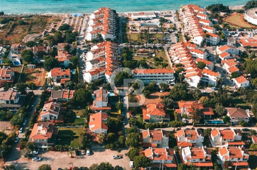 Çeşme'de denize komşu, köşe parsel, büyük bahçeli yazlık Villa