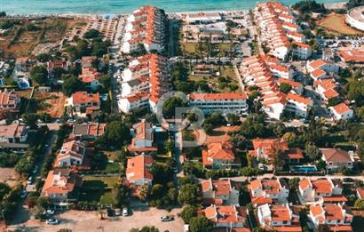 Çeşme'de denize komşu, köşe parsel, büyük bahçeli yazlık Villa