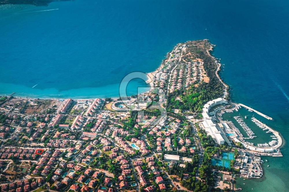 Çeşme'de denize komşu, köşe parsel, büyük bahçeli yazlık Villa