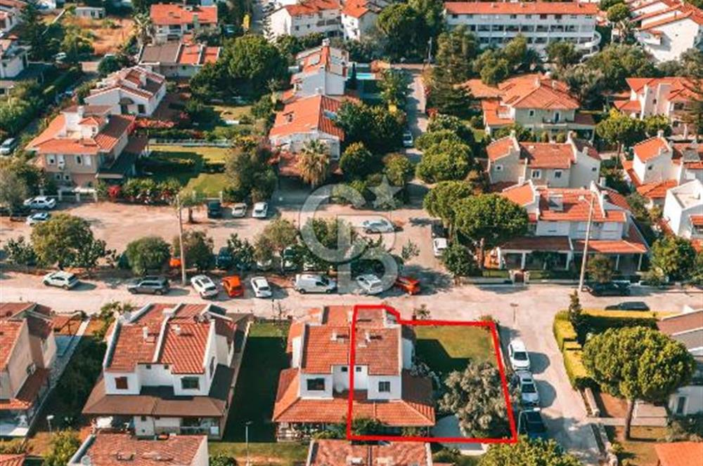 Çeşme'de denize komşu, köşe parsel, büyük bahçeli yazlık Villa