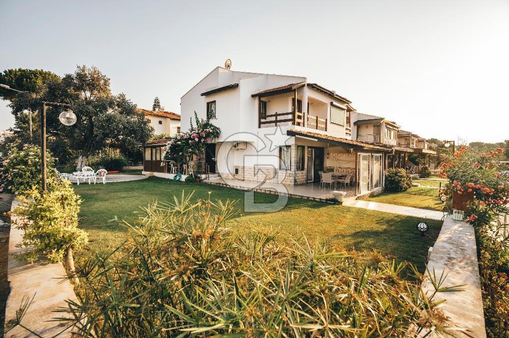 Çeşme'de denize komşu, köşe parsel, büyük bahçeli yazlık Villa