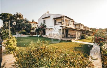 Çeşme'de denize komşu, köşe parsel, büyük bahçeli yazlık Villa