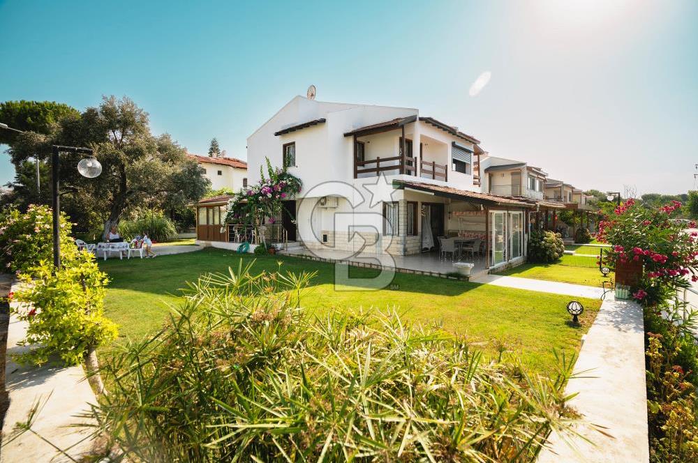 Çeşme'de denize komşu, köşe parsel, büyük bahçeli yazlık Villa