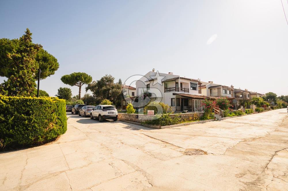 Çeşme'de denize komşu, köşe parsel, büyük bahçeli yazlık Villa