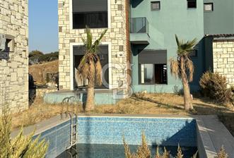 Foça Reva Sitesinde Havuzlu ve deniz manzaralı 3+1 tripleks villa