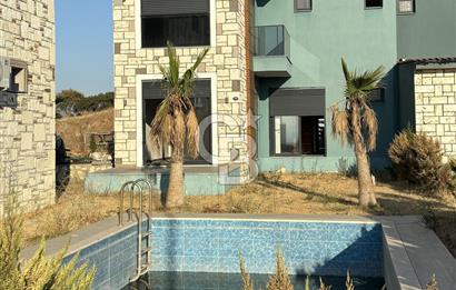 Foça Reva Sitesinde Havuzlu ve deniz manzaralı 3+1 tripleks villa