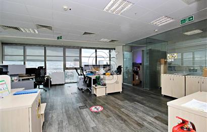 Eylem Keskin'den Bayraklı Tower'da 142 m2 Kiralık Muhteşem Ofis