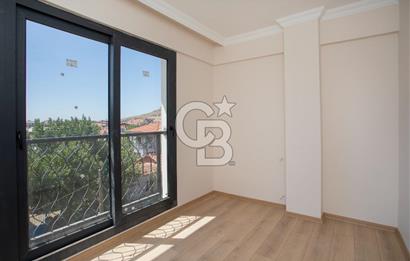 Foça Yenibağarası'nda Asansörlü Apartmanda Satılık 1+1 Daire