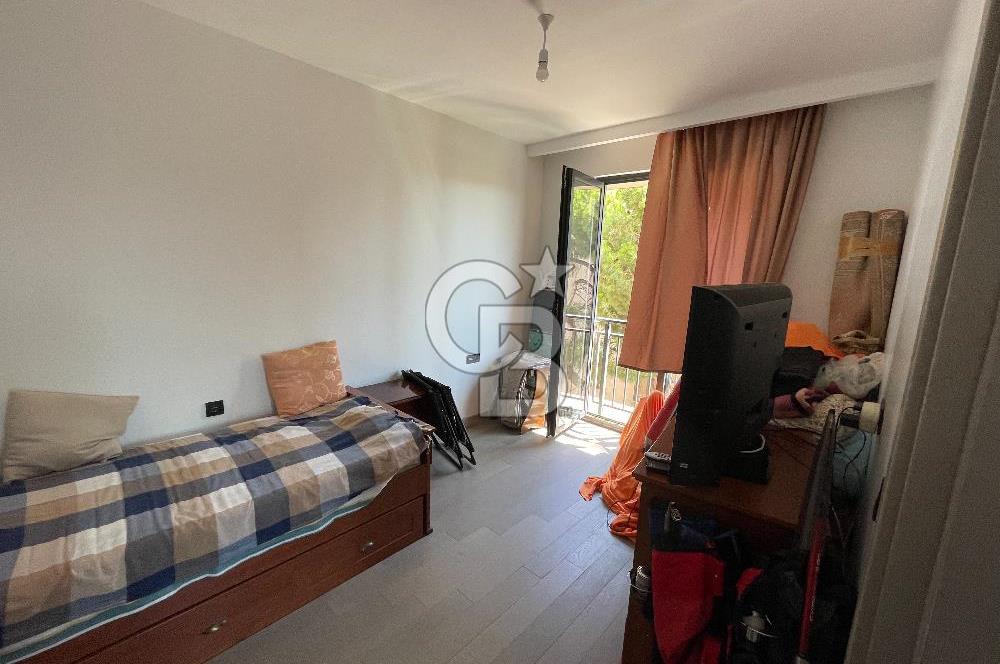 Acıbadem Konaklarında Deniz Manzaralı Balkonlu 70 M2 2+1 Daire