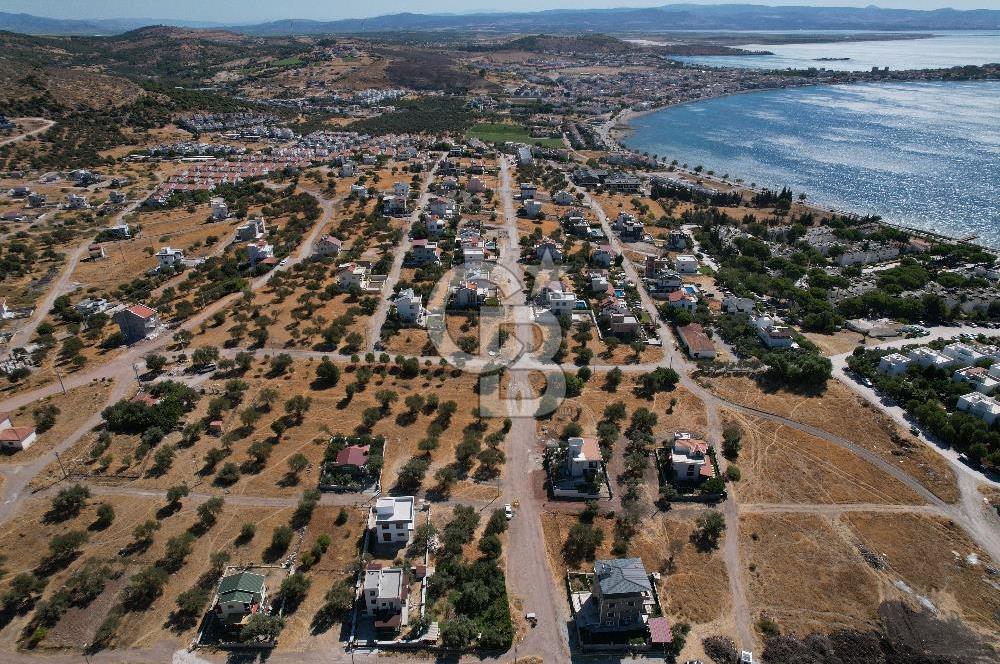 ÇANDARLI ÖZLEM SİTESİ'NDE HARİKA KONUMDA SATILIK ARSA