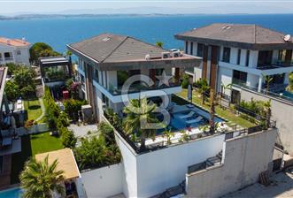 Çeşme Paşalimanı Deniz Manzaralı Satılık 5+1 Havuzlu Villa