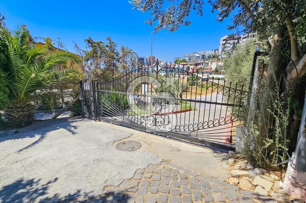 Kuşadası Şehir Merkezi’nde Deniz Manzaralı Villa