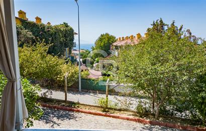 Kuşadası Şehir Merkezi’nde Deniz Manzaralı Villa