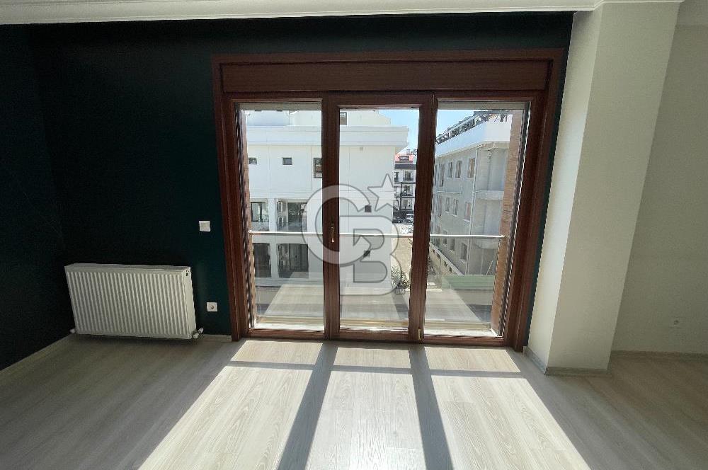 Acıbadem' de Caddeye Çok Yakın Genç Binada 80 m2 2+1 Ara kat Boş Daire