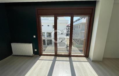 Acıbadem' de Caddeye Çok Yakın Genç Binada 80 m2 2+1 Ara kat Boş Daire