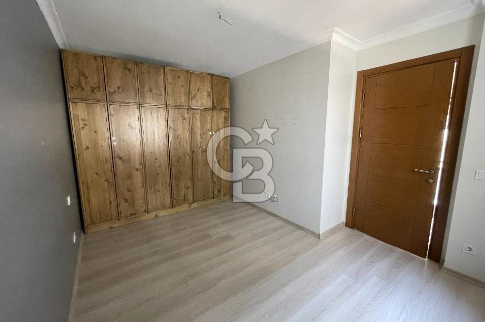 Acıbadem' de Caddeye Çok Yakın Genç Binada 80 m2 2+1 Ara kat Boş Daire