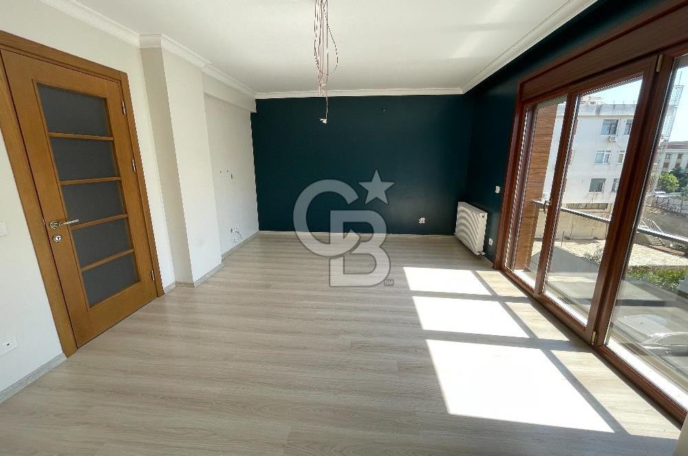 Acıbadem' de Caddeye Çok Yakın Genç Binada 80 m2 2+1 Ara kat Boş Daire