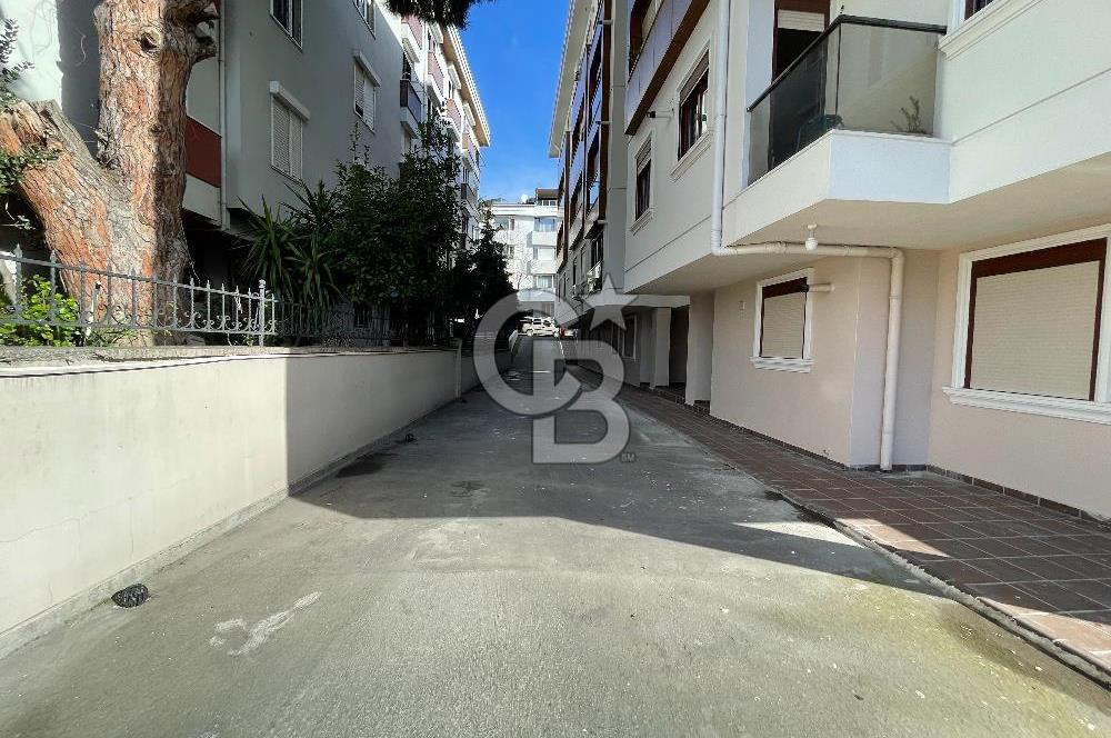 Acıbadem' de Caddeye Çok Yakın Genç Binada 80 m2 2+1 Ara kat Boş Daire