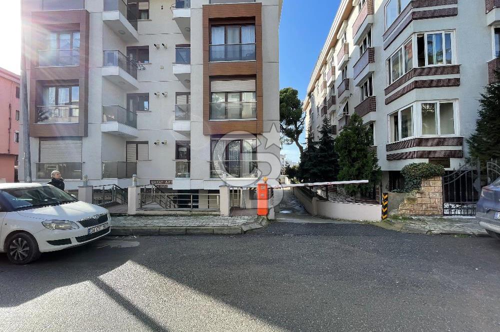 Acıbadem' de Caddeye Çok Yakın Genç Binada 80 m2 2+1 Ara kat Boş Daire