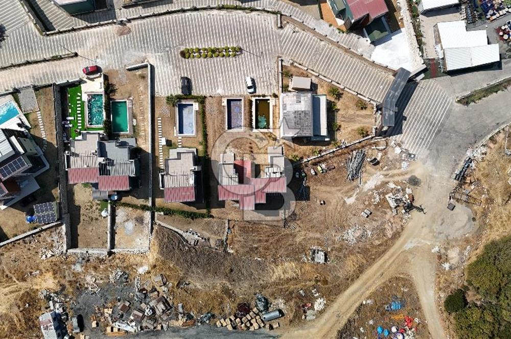 Foça Reva Sitesinde Havuzlu ve deniz manzaralı 3+1 tripleks villa